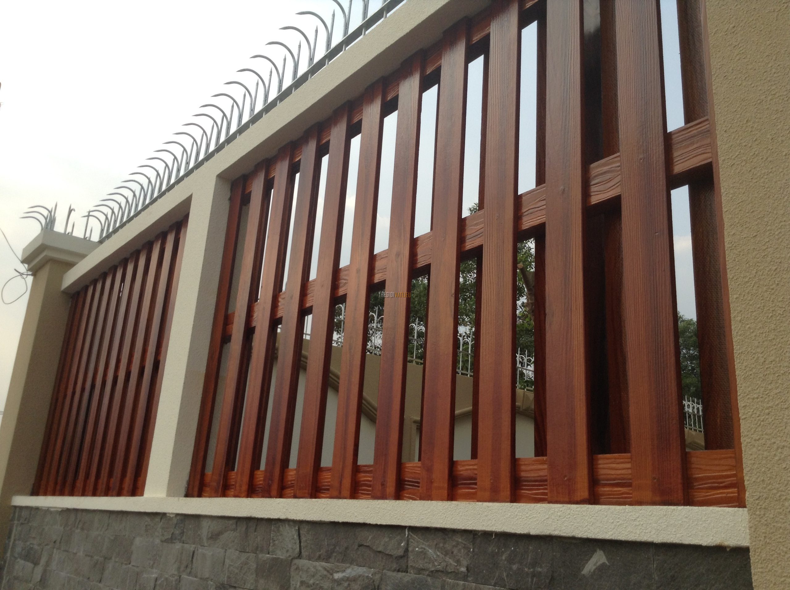 Hàng rào bê tông giả gỗ - Sự lựa chọn hoàn hảo cho không gian ngoại thất