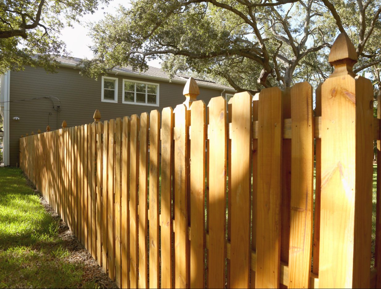 Cách bảo dưỡng và duy trì hàng rào giả gỗ